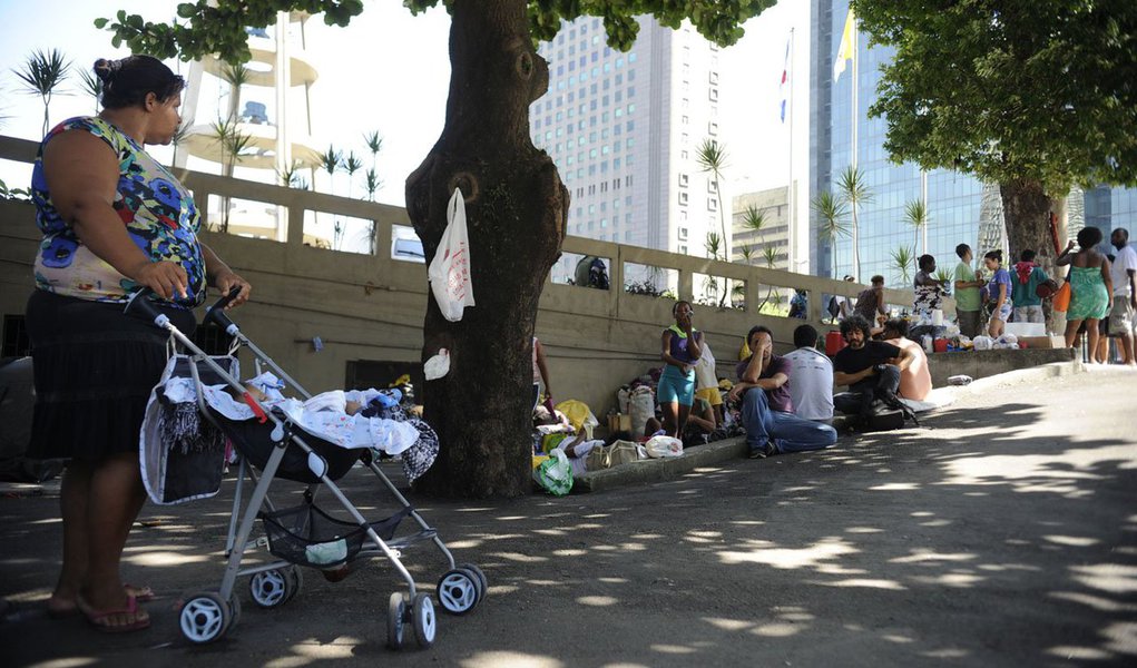 Cerca de 40 pessoas retiradas do terreno da Oi, no Engenho Novo, permanecem acampadas ao lado do estacionamento da Catedral Metropolitana de São Sebastião, na Avenida Chile, centro da capital fluminense; os manifestantes recebem doações de água e comida por meio de pedidos feitos nas redes sociais; a catedral disponibilizou um banheiro externo aos desalojados