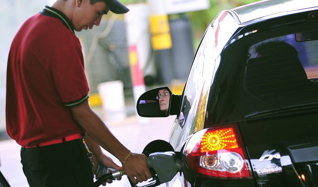 O preço da gasolina, em alguns postos, baixou para R$ 2,74 o litro neste final de semana; isso é resultado da luta dos consumidores, que no final de 2012 foram às ruas protestar contra um aumento repentino e linear em todos os postos; o preço, na época, saltou de R$ 2,39 para R$ 2,99