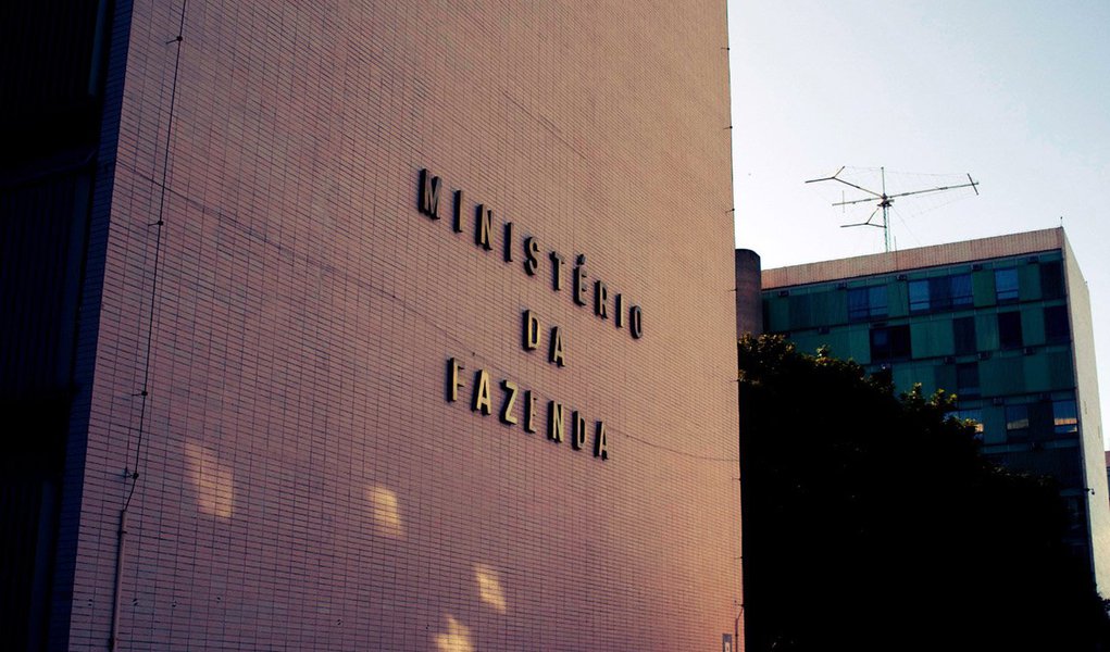 Segundo os relatórios, no Distrito Federal e em 18 unidades da Federação, Alagoas, Amazonas, Amapá, Bahia, Goiás, Maranhão, Mato Grosso, Mato Grosso do Sul, Paraíba, Pará, Paraná, Piauí, Rio de Janeiro, Rio Grande do Norte, Rio Grande do Sul, Rondônia, Santa Catarina e São Paulo, a proporção entre a dívida consolidada líquida (DCL) em relação à receita corrente líquida caiu; as maiores quedas, na ordem, foram registradas em Goiás, Mato Grosso, no Paraná e no Maranhão