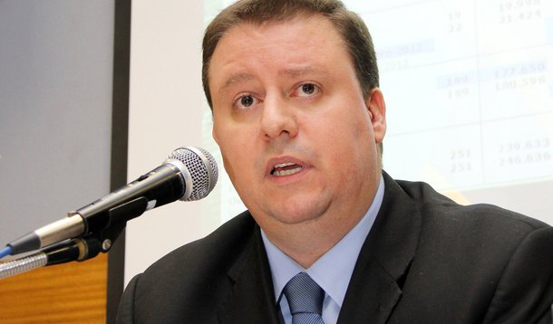 Secretário de Comércio Exterior do Ministério do Desenvolvimento, Daniel Godinho, defendeu nesta quinta-feira as operações envolvendo plataformas de petróleo nas quais as unidades não deixam o País, mas que são computadas como exportações; segundo ele, aumento reflete o desenvolvimento da indústria naval brasileira e não constitui um artifício para elevar o saldo da balança comercial; segundo Godinho, o superávit modesto da balança comercial é "conjuntural"