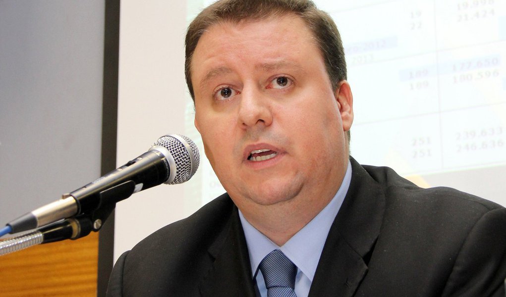 Secretário de Comércio Exterior do Ministério do Desenvolvimento, Daniel Godinho, defendeu nesta quinta-feira as operações envolvendo plataformas de petróleo nas quais as unidades não deixam o País, mas que são computadas como exportações; segundo ele, aumento reflete o desenvolvimento da indústria naval brasileira e não constitui um artifício para elevar o saldo da balança comercial; segundo Godinho, o superávit modesto da balança comercial é "conjuntural"