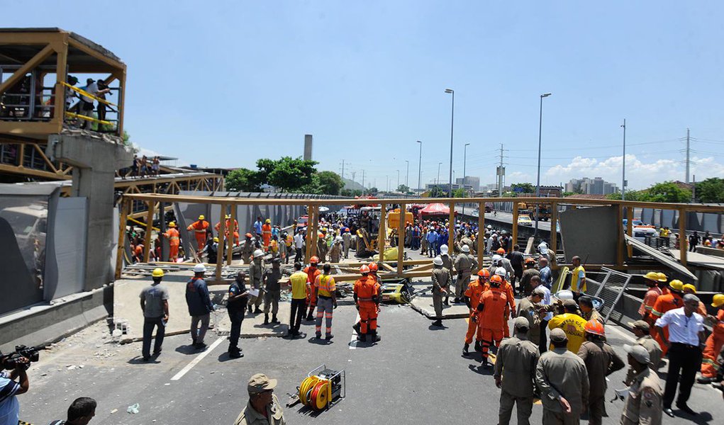 A Lamsa, concessionária que administra a Linha Amarela, anunciou nesta quinta (30), que vai atender à notificação da prefeitura do Rio e instalar uma passarela provisória no lugar da que foi derrubada por um caminhão nesta terça-feira (28), na altura de Pilares; cinco pessoas morreram e quatro ficaram feridas no acidente; a concessionária informou que construirá a passarela provisória, mas ressaltou que ainda não tem um calendário definido para o início das obras 