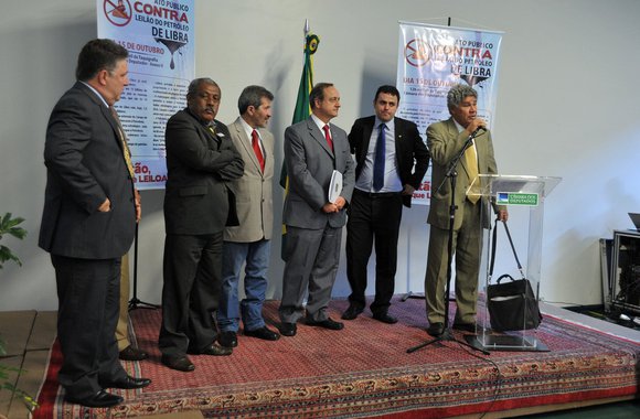 "É uma entrega indevida, não se justifica dos pontos de vista técnico, econômico ou da soberania nacional", afirmou o deputado Chico Alencar (Psol-RJ), em ato promovido pelo Psol na Câmara; partido colhe assinaturas para requerimento a fim de sustar o leilão e aguarda o julgamento de uma ação, na Justiça Federal, com o mesmo propósito