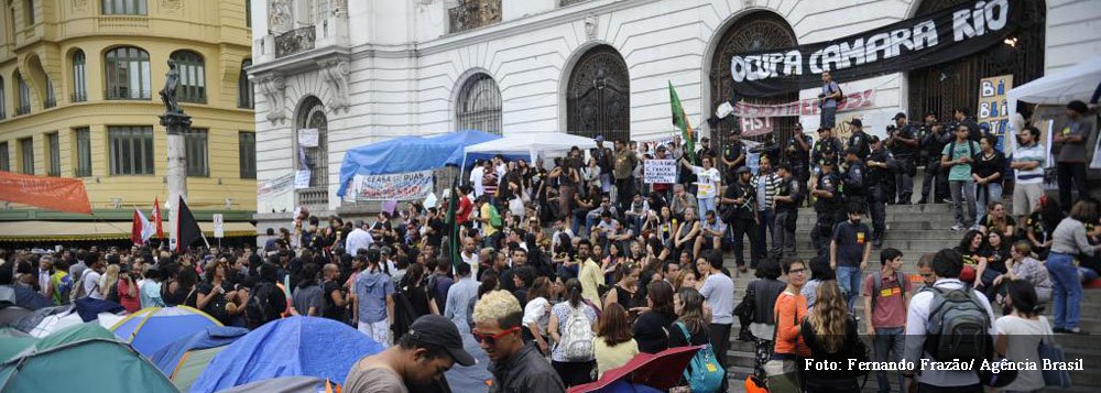 Mais de 20 carros do Batalhão de Choque estão nas principais ruas localizadas no entorno do Legislativo da capital fluminense; diante do impasse entre governo e professores para por fim à paralisação da categoria, cerca de 50 grevistas continuam acampados ao lado do Palácio Pedro Ernesto
