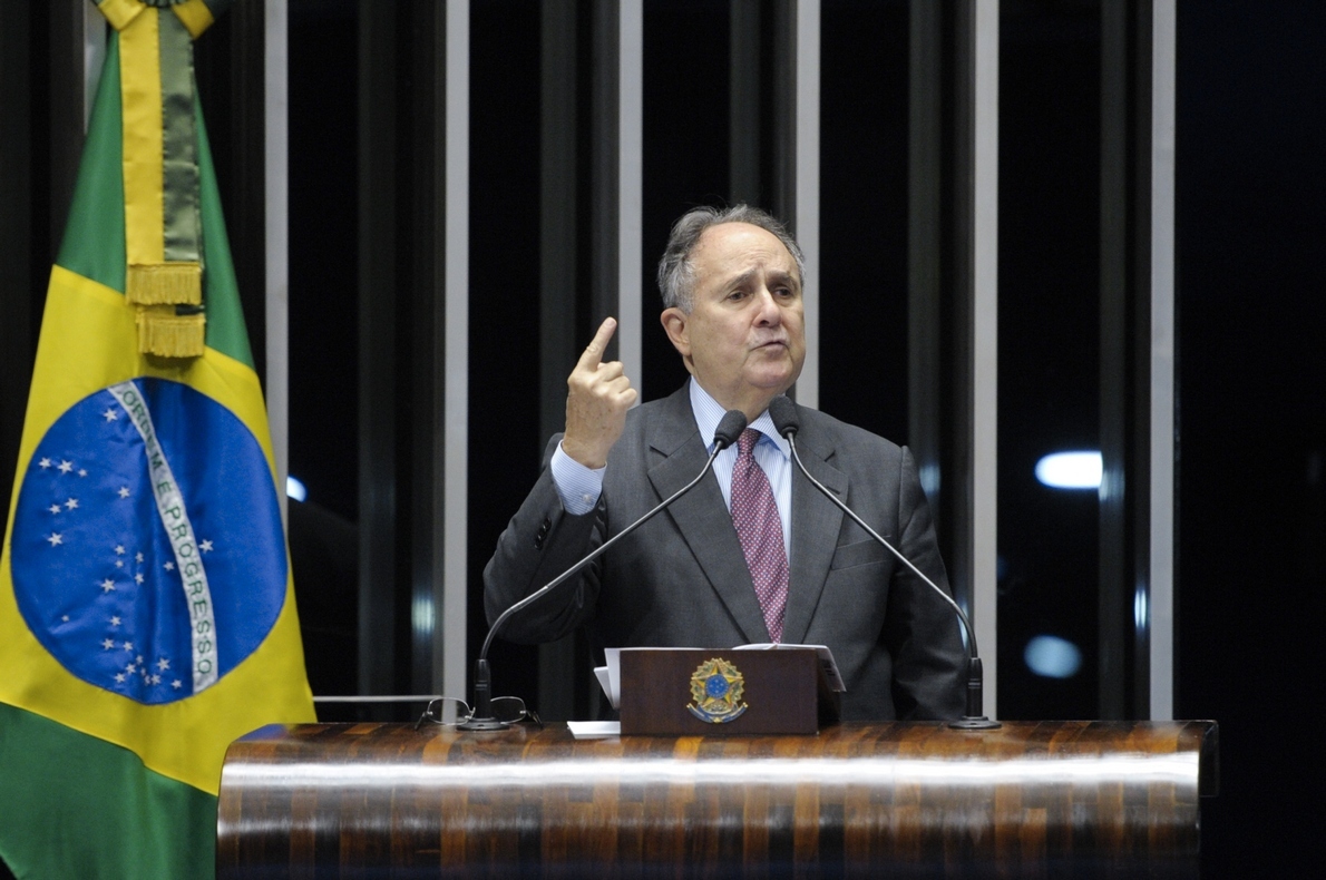 Senador Cristovam Buarque (PDT-DF) aconselha a presidente Dilma Rousseff a ouvir os alertas sobre os riscos e dificuldades que estão atrapalhando a economia brasileira