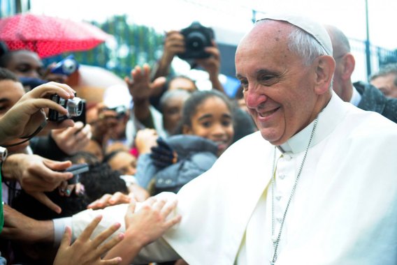 "Rezai por mim", pediu Francisco pelo Twitter nesta quinta-feira 13, quando celebra o primeiro aniversário de pontificado; comentários como "Quem sou eu para julgar?" sobre gays têm contrastado com o estilo mais distante de seus antecessores João Paulo 2º e Bento 16
