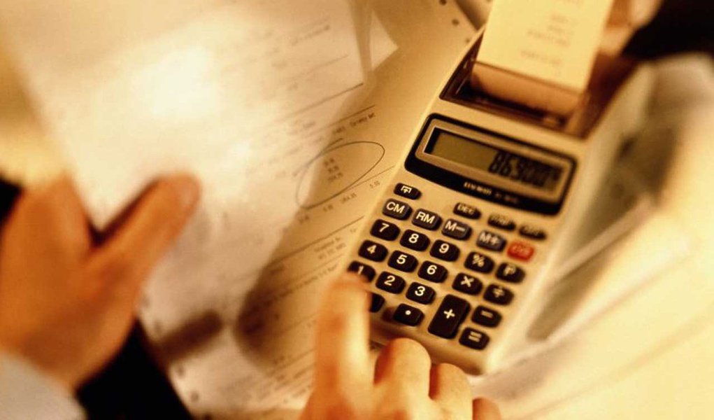 Pela oitava vez seguida, o Banco Central reajustou os juros básicos da economia; por unanimidade, o Comitê de Política Monetária (Copom) aumentou a taxa Selic (juros básicos da economia) em 0,25 ponto percentual, para 10,75% ao ano; apesar da elevação, o BC reduziu o ritmo do aperto monetário. Nas últimas reuniões, o Copom vinha reajustando a Selic em 0,5 ponto percentual; em abril de 2013, o Copom iniciou um novo ciclo de alta nos juros básicos, depois de quase dois anos sem aumento, e elevou a Selic para 7,5% ao ano; desde agosto de 2011, a taxa vinha sendo reduzida sucessivamente até atingir 7,25% ao ano em outubro de 2012