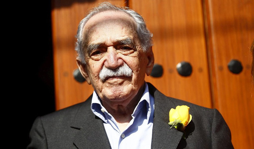 Escritor colombiano Gabriel García Márquez, de 87 anos, foi levado de ambulância para sua casa, em um luxuoso bairro da Cidade do México, onde funcionários do hospital disseram que ele continuará o processo de recuperação; Prêmio Nobel de Literatura estava internado há pouco mais de uma semana por causa uma infecção pulmonar e das vias urinárias