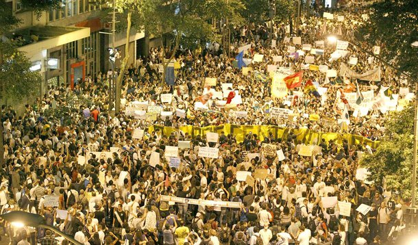 Segundo o jornal O Globo, além de a tarifa de ônibus ter sofrido um aumento de 9%, passando de R$ 2,75 para R$ 3, são esperados agora reajustes para barca, trem e metrô; a alta na passagem já gerou novos protestos e, em um deles, foi morto o cinegrafista da Band Santiago Andrade; se no Rio a passagem subiu, Manaus, Cuiabá e Campo Grande conseguiram reduzir ainda mais o valor das tarifas, além do que já haviam baixado com os protestos