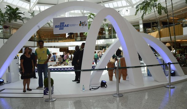 Os produtos expostos foram feitos por mais de 100 artesãos de Brasília e dos estados que receberão jogos da Copa do Mundo. A exposição é organizada pelo Serviço Brasileiro de Apoio às Micro e Pequenas Empresas e os produtos podem ser comprados pelos interessados. A gestora da instituição, Mônica Teixeira, disse que o projeto começou em 2011 e vai até 2015, contando com consultoria no desenvolvimento de produtos