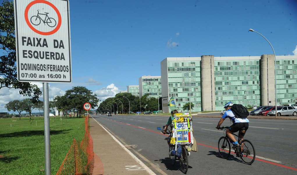 O número de ciclistas mortos nas vias do Distrito Federal caiu 62,6% em dez anos; foram 27 acidentes fatais com bicicletas em 2013, contra 69 ocorrências em 2003; os dados divulgados pelo Detran marcam o Dia Mundial do Ciclista, celebrado em 15 de abril; segundo o boletim Bicicletas 2013, em 2012 foram registrados 32 acidentes fatais envolvendo ciclistas, 15,6% menos que no ano passado