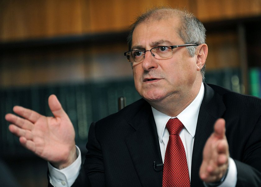 Ministro das Comunicações, Paulo Bernardo, minimiza preocupações do governo com as manifestações de rua: “Muitos dos nossos integrantes são especialistas nesse assunto desde criancinhas. Somos filhos dos protestos contra a carestia, das greves dos operários e bancários. O dia em que tivermos medo de protestos não seremos mais o PT”