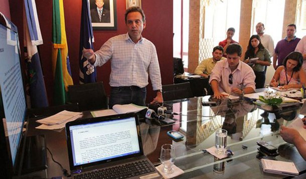 Após a auditoria realizada pelo governo do Dr. Aluízio (foto) em que mostrou a inviabilidade do projeto do VLT, será realizada uma audiência pública na Câmara Municipal de Macaé, para que haja o debate junto à população sobre o destino das duas composições que estão paradas; o ex-prefeito Riverton Mussi (PMDB) também deverá estar na audiência pública para explicar detalhes do projeto original, contrapondo o relatório realizado pela atual gestão