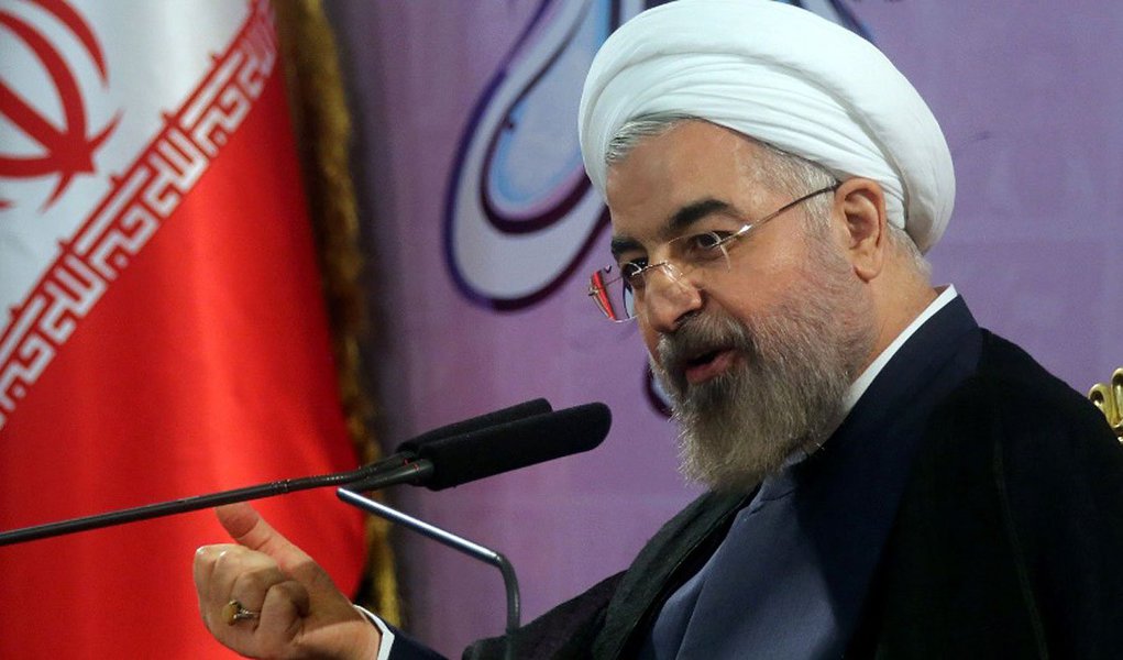 Falando ao vivo na televisão, Hassan Rouhani afirmou que muitas pessoas se apresentaram para ir ao vizinho Iraque defender os santuários e "colocar os terroristas em seu lugar"; declaração foi feita nesta quarta-feira, depois de rápidos avanços dos militantes sunitas no território iraquiano na semana passada