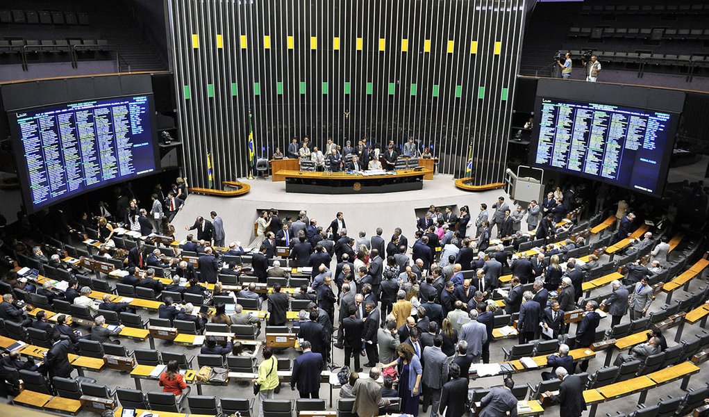 Ministério Público Federal apresentou denúncia à Justiça Federal em Brasília contra 20 pessoas acusadas de fraude no Programa de Assistência e Educação Pré-Escolar da Câmara dos Deputados; fraudes eram feitas com recibos falsos de mensalidades escolares que eram reembolsadas pelo programa de assistência da Câmara; irregularidades eram cometidas por funcionários que não trabalhavam na Casa, um ex-deputado e funcionárias de escolas
 