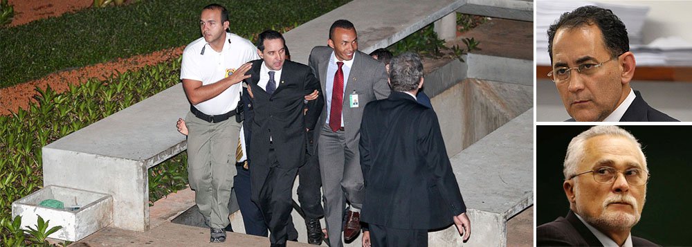 Deputado condenado pelo STF a 13 anos de prisão foi absolvido no processo de cassação pela Câmara dos Deputados. Em função do resultado da votação, o deputado Henrique Eduardo Alves (PMDB-RN) anunciou que, enquanto estiver na presidência da Casa, nenhum outro processo contra parlamentares condenados, como João Paulo Cunha (PT-SP) e José Genoíno (PT-SP), será em votação secreta