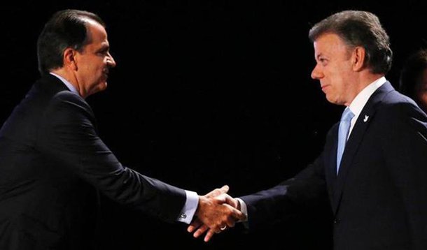 Apoiado pelo ex-presidente de direita Álvaro Uribe (2002-2010), o candidato colombiano da oposição, Óscar Zuluaga, conta com 29,2% dos votos, enquanto o atual presidente Juan Manuel Santos, de centro-esquerda, aparece com 25,5%; eles disputarão o segundo turno da eleição presidencial, em 15 de junho