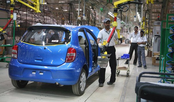 A Nissan inaugurou, em Resende, no sul fluminense, uma fábrica que deverá empregar até 2 mil pessoas. Mesmo antes do início da produção, a empresa já tem 1.800 funcionários; a estimativa do governo estadual é gerar outros 2 mil empregos indiretos, uma vez que só a Nissan já atraiu 10 fornecedores; a planta, que custou R$ 2,6 bilhões, deverá produzir 200 mil automóveis por ano e não só montará o veículo como também produzirá o motor