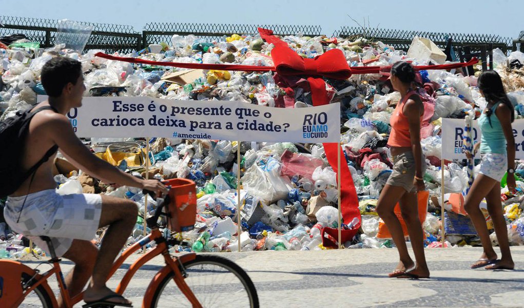 Montanha de 40 toneladas de lixo está sendo exposta pela Companhia Municipal de Limpeza Urbana para mostrar à população todo o resíduo que foi recolhido nas praias do bairro e do Leme durante o feriado na cidade; objetivo é conscientizar os banhistas