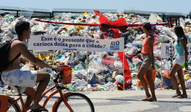 Montanha de 40 toneladas de lixo está sendo exposta pela Companhia Municipal de Limpeza Urbana para mostrar à população todo o resíduo que foi recolhido nas praias do bairro e do Leme durante o feriado na cidade; objetivo é conscientizar os banhistas