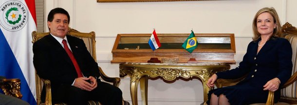 A senadora e candidata ao governo do Paraná pelo PT, Gleisi Hoffmann, anuncioue, Assunção, capital do Paraguai, que uma portaria do Ministério da Fazenda para reduzir a cota de compras na tríplice fronteira (Brasil, Argentina e Paraguai) para US$ 150 não entrará em vigor; a cota de compras permanece US$ 300