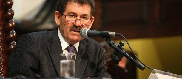 Deputado Paulo Melo, porém, não quis comentar as investigações sobre a invasão de homens armados ao seu sítio em Rio Bonito, na região metropolitana do Rio, no último sábado; dois policias ficaram feridos na ocasião; "Eu me comprometi com a polícia a não comentar nada sobre a investigação. Não quero atrapalhar em nada", disse; parlamentar passou por cirurgias no pé direito, que fraturou ao se proteger