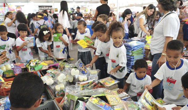 Mais de 110 mil pessoas já passaram pela 2ª Bienal Brasil do Livro e da Leitura de Brasília, que ocorre até o próximo dia 21, na Esplanada dos Ministérios; o público é formado principalmente por alunos de escolas públicas e privadas que, nas primeiras horas da manhã já garantem um movimento intenso na entrada do evento; estimativas dos organizadores apontam que, por dia, eles representam mais de 10 mil visitantes
 