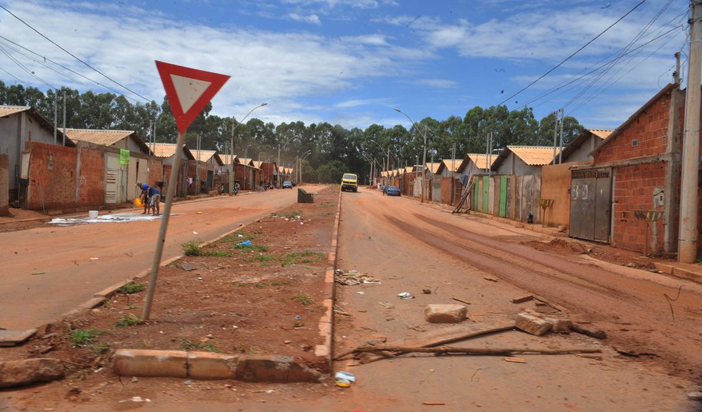 A Comissão de Fiscalização Financeira e Controle da Câmara dos Deputados vai investigar denúncias de fraude na venda de lotes do programa Minha Casa, Minha Vida, no Distrito Federal. O Tribunal de Contas da União também irá apurar o caso por meio de uma auditoria.