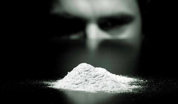 A população do Distrito Federal consumiu pelo menos 1,5 toneladas de cocaína em um ano; são cerca de oito doses diárias para cada grupo de mio habitantes; as regiões de Asa Norte, Lago Norte e Varjão lideram o ranking do uso da droga, com 12,2 porções, quantidade 52,2% maior do que a média da capital federal; a pesquisa é do Grupo de Automação, Quimiometria e Química Ambiental (AQQUA) da Universidade de Brasília