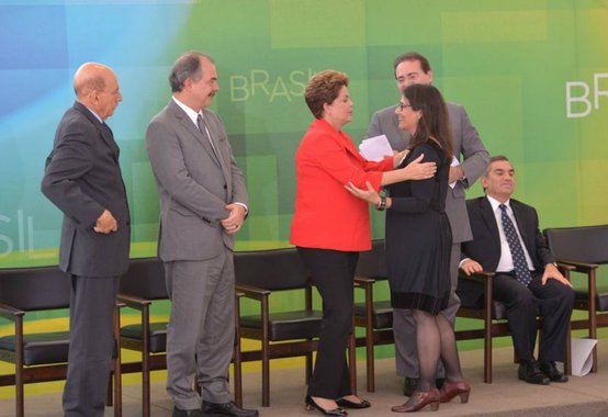 Organizações terão que participar de processo seletivo (chamada pública), pondo fim a uma das principais polêmicas referentes às parcerias: a forma de seleção; entidades terão ainda que cumprir requisitos para prestar serviço aos governos, como existir há, no mínimo, três anos, ter experiência prévia e comprovar capacidade técnica; novo texto traz também a exigência da ficha limpa tanto para as organizações quanto para os seus dirigentes; a lei será publicada nesta sexta-feira