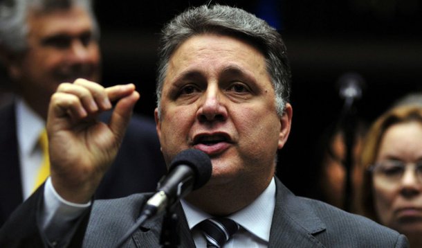 Deputado Anthony Garotinho (PR-RJ) tentou durante toda esta quarta-feira manter seu partido junto do governo, mas, segundo ele próprio admitiu, o racha foi inevitável; parte do partido apoiou votações que aprovaram a convocação de dez ministros do governo para dar explicações aos parlamentares sobre vários projetos do executivo