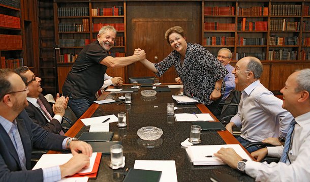 Fernando Britto, editor do Tijolaço, diz que foto do Ricardo Stuckert da recente reunião entre a presidente Dilma Rousseff e o ex-presidente Lula, em Brasília, rebate qualquer crítica ou rumor de rusgas estre eles; “Lula e Dilma sabem que sequer pertencem a si mesmo, pertencem ao povo brasileiro e a ele, só a ele, devem vassalagem e obediência”