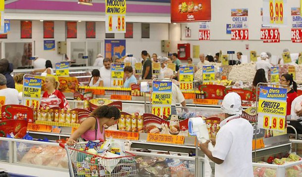 Economistas de instituições financeiras mantiveram a perspectiva para a taxa básica de juros e elevaram ligeiramente a expectativa da inflação a 5,85%, ante 5,83% na semana anterior; já o PIB foi mantido em 2,50%