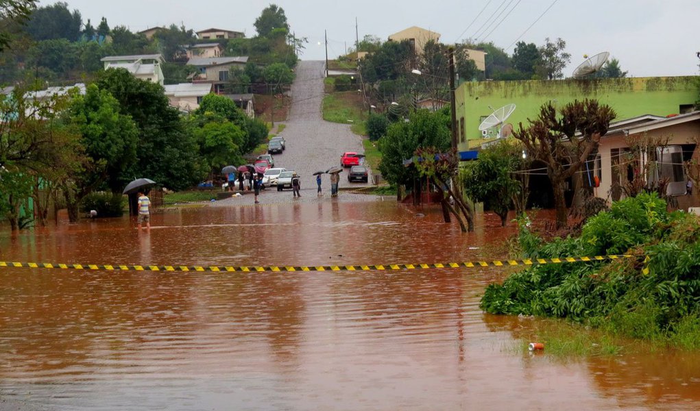 O balanço é da Defesa Civil Estadual, que aponta, ainda, 52 pessoas feridas e três desaparecidas por conta das fortes chuvas que afetam os paranaense; em todo o estado, 492,5 mil pessoas foram afetadas por enxurradas e alagamentos; a quantidade de desalojados alcançou 26.743 e de desabrigados, 4.690; dos 142 municípios atingidos, 130 estão em situação de emergência