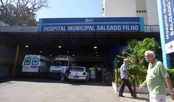 Os médicos que integram o corpo clínico do Hospital Municipal Salgado Filho, localizado na zona norte da capital fluminense, pediram o fechamento da emergência da unidade, uma das mais movimentadas da cidade, por falta de profissionais e de equipamentos; o pedido foi feito durante reunião com representantes do Conselho Regional de Medicina do Rio 
