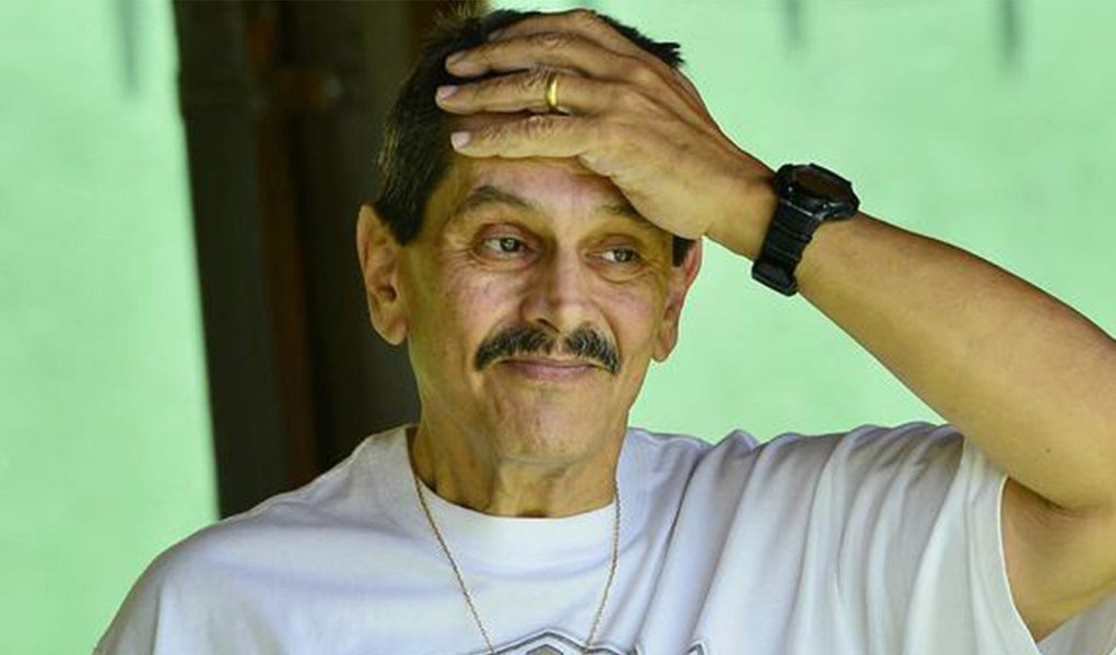 Além da espera pela prisão, o seu "bebê", que vai demorar até segunda-feira, segundo a PF, o delator do chamado "esquema do mensalão" aguarda também seu médico particular chegar à sua residência para preparar um atestado médico, para que ele tenha autorização de levar seus vinte medicamentos para a cadeia; Jefferson teve a prisão decretada nessa sexta-feira, 21, pelo presidente do Supremo Tribunal Federal, Joaquim Barbosa; "Estou esperando. Não tem mandado. Falei com os meus advogados e eu vou esperar. Vou fazer o quê no Rio? Não vou me apresentar sem mandado", afirmou o petebista