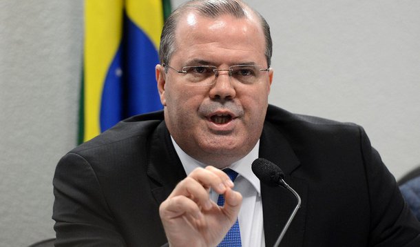 Presidente do Banco Central, Alexandre Tombini, disse neste sábado (29) a banqueiros que "o sistema financeiro tem um papel importante a desempenhar: viabilizar os financiamentos para esses investimentos em infraestrutura"; ao citar o programa de concessão posto em curso pelo governo federal, presidente do BC disse que recursos necessários para essas obras são vultosos e em montante superior à capacidade das fontes tradicionais