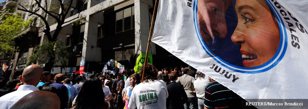 A presidente da Argentina ficará entre 24 e 48 horas na UTI e, em seguida, permanecerá em repouso por, pelo menos, um mês; ela passou por uma cirurgia para tratar um hematoma subdural e segundo o neurocirurgião José Maria Otero, do Hospital Alemão, não deverá sofrer problemas na fala