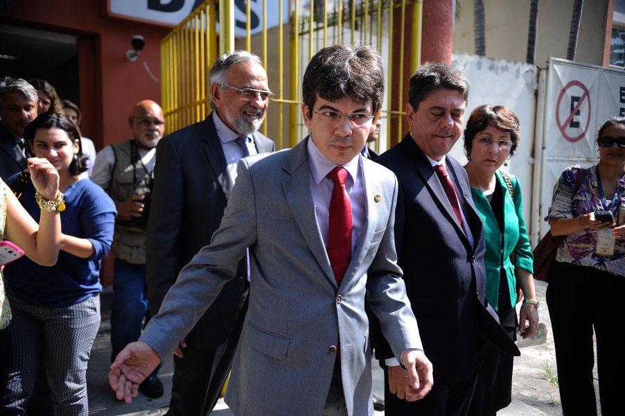 Senadores que visitaram hoje o caseiro Rogério Pires, suspeito de ter participado da morte do coronel reformado Paulo Malhães, disseram que ele negou ter confessado envolvimento no crime, conforme versão da Polícia Civil; "Ele não confessou o crime, disse que não participou de nada, não sabia de nada, enfim, não confirmou a participação dele em momento algum", disse a presidente da Comissão de Direitos Humanos do Senado, senadora Ana Ria (PT-ES)