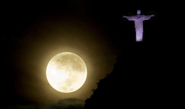 Em cidades onde o tempo estiver bom e o céu sem nuvens, será possível observar o alinhamento entre Sol, Terra e Lua, com a lua mais próxima da Terra, conhecido como superlua; no Rio de Janeiro, superlua poderá ser vista por mais de 12 horas, uma vez que a lua vai nascer às 17h40 e se pôr às 6h41; superlua acontece sempre quando há Lua nova ou cheia e quando o satélite está em aproximação máxima da Terra. O fenômeno ocorre seis vezes por ano e neste domingo será a de maior proximidade em 2014