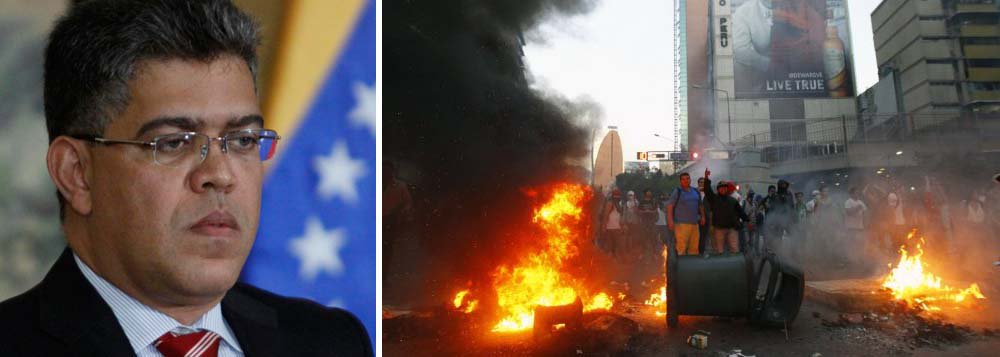 O chanceler venezuelano, Elías Jaua, informou que a partir desta segunda-feira os diplomatas americanos Breean Marie Mc Cusker, Jeffrey Gordon Elsen e Kristopher Lee Clark terão 48 horas para deixar o país, após terem sido declarados personas non grata na Venezuela, acusados de participação nos atos violentos das manifestações estudantis que ocorrem desde a semana passada