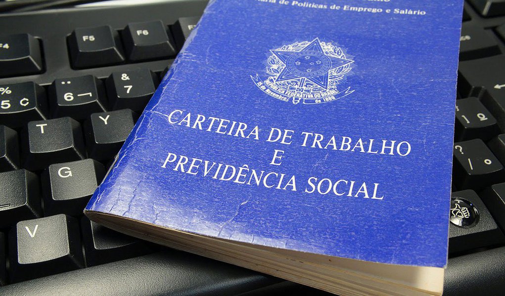 Índice registrou leve queda de 0,9 ponto percentual no primeiro trimestre em relação ao mesmo período do ano passado, ao recuar de 8% para 7,1%, mas na comparação com o quarto trimestre do ano passado, o desemprego subiu 0,9 ponto percentual, ao passar de 6,2% para 7,1%; dados são da nova pesquisa do IBGE sobre o mercado de trabalho, a PNAD Contínua