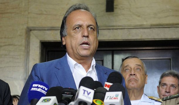 Governador Luiz Fernando Pezão disse ter "certeza" de que a população do Rio pode ficar tranquila em relação à greve de policiais que ocorre nesta quarta-feira, pois não vê "clima" para a paralisação no estado; "Tenho recebido todas as lideranças das polícias militar e civil, e não vejo esse clima de greve no Estado do Rio. Isso foi um pequeno sindicato que decretou essa paralisação", afirmou; a greve afeta, pelo menos, seis estados, além do Rio e do DF