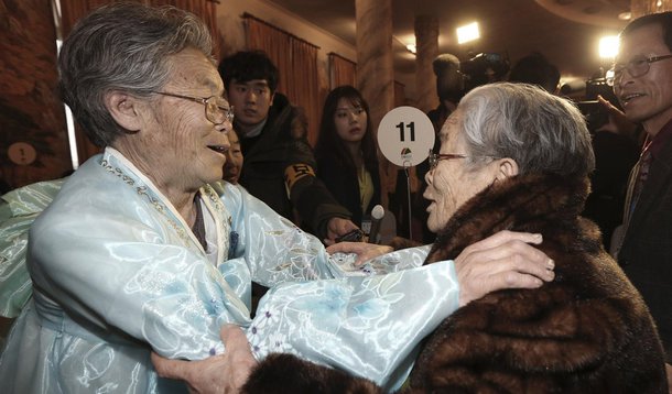 Mais de cem sul-coreanos, muitos deles em cadeiras de rodas, atravessaram na quinta-feira a mais vigiada fronteira do mundo para se reunirem com parentes que vivem na Coreia do Norte, aos quais não viam desde a Guerra da Coreia (1950-53), há seis décadas