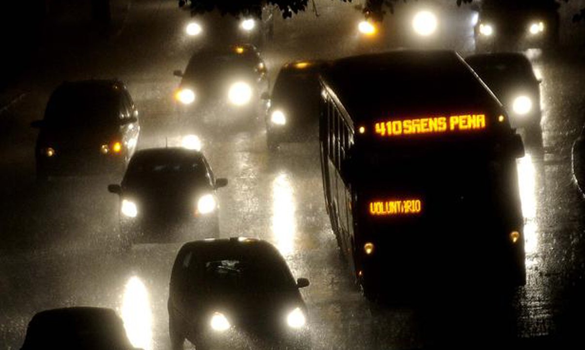 A ventania e o temporal que atingiram a cidade do Rio e os municípios da Baixada Fluminense e da região serrana na noite de ontem deixaram dezenas de bairros às escuras; a concessionária de energia Light informou que está normalizando gradativamente a energia em áreas dos municípios de Duque de Caxias e Nova Iguaçu, na Baixada Fluminense, e nos bairros de Jacarepaguá e da Penha, no Rio