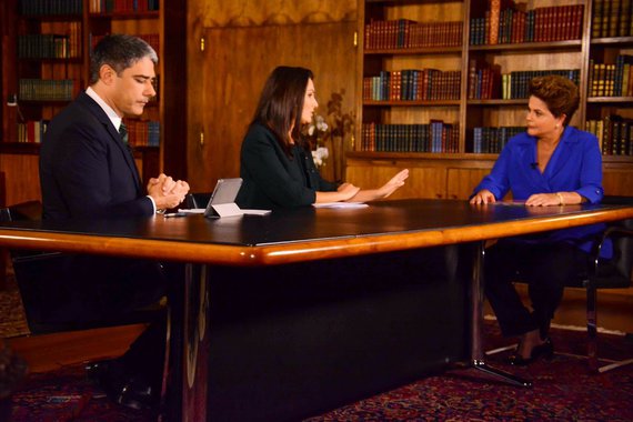 "Dos 16 minutos cronometrados, Dilma falou 10 minutos e meio; Bonner, 4 e meio, e Patrícia quase 1 minuto. Dá 65% para ela e 35% para eles. Dilma pronunciou 1.383 palavras, contra 980 da dupla (766 só do Bonner), o que dá 60% x 40%. Isso é escore de debate, não de entrevista. A dupla encaixou 26 acusações ao governo e ao PT; algumas, com ponto de exclamação", diz o jornalista Ricardo Amaral, em sua análise sobre a agressão de William Bonner e Patrícia Poeta contra a presidente Dilma; "mesmo restrita a um cerimonial televisivo, foi uma sinalização relevante para uma imprensa cada vez mais assanhada no papel de oposição"