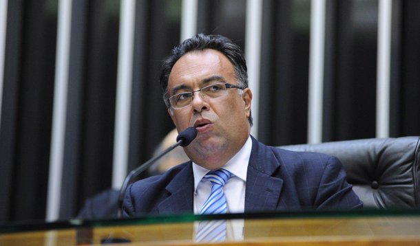 A bancada do PT na Câmara dos Deputados se reúne logo mais, às 16 horas, para discutir o caso do deputado Andre Vargas (PT-PR), 1º vice-presidente da Casa; matéria veiculada pela revista Veja, neste final de semana, transcreve conversas do parlamentar com o doleiro Alberto Yousseff, preso desde o mês passado pela Operação Lava Jato, da Polícia Federal; a conversa faria parte da investigação da PF