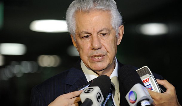 Marco civil da internet tranca a pauta da Casa junto com outros dois projetos: o que vincula o dinheiro da multa extra do FGTS ao programa Minha Casa, Minha Vida; e o porte de arma para agentes penitenciários; “Se não der acordo, não vota neste ano. Não é uma situação fácil, mas é a realidade”, disse o líder do governo, deputado Arlindo Chinaglia (PT-SP)