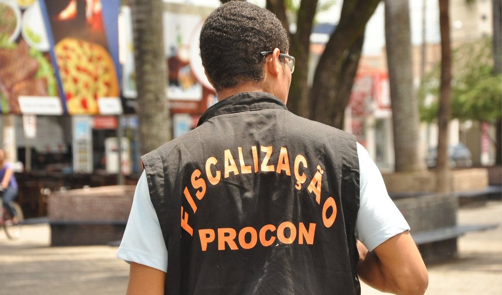 A Fundação de Proteção ao Consumidor (Procon) do Distrito Federal (DF) realiza durante todo o dia a Operação Dia dos Pais; servidores do órgão vão fiscalizar centros comerciais do DF para verificar irregularidades na venda de produtos para a data comemorativa