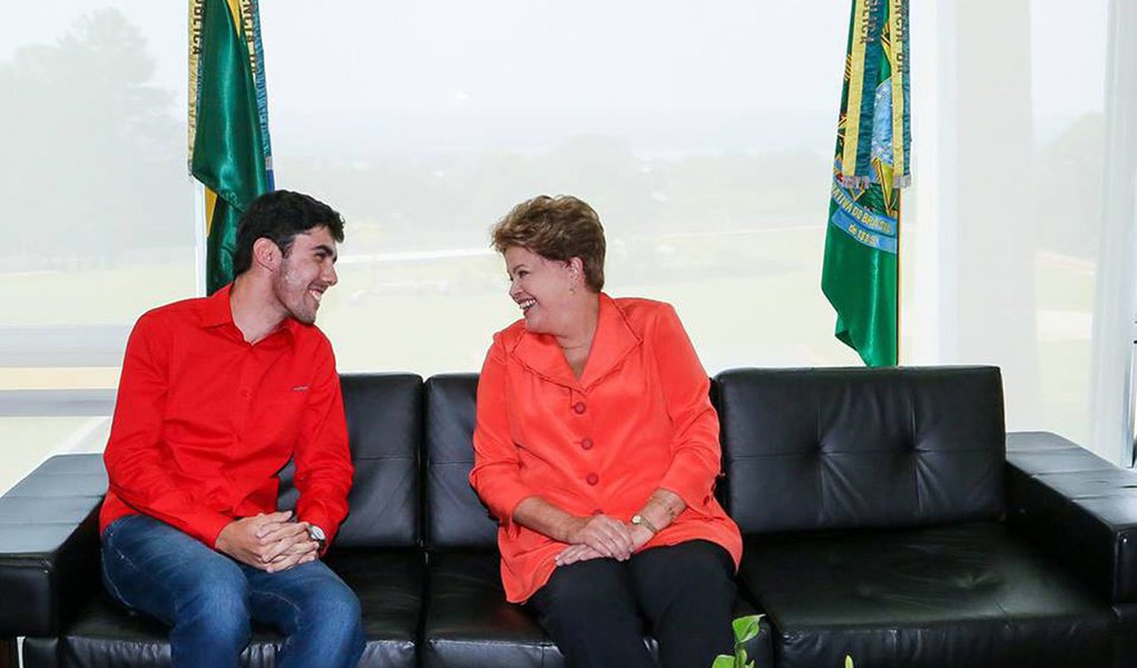 Jeferson Monteiro, criador do personagem satírico sobre a presidente Dilma, que contava com 1,5 milhão de seguidores no Facebook, teria sido convidado a se tornar consultor pela reeleição de Dilma Rousseff, para reverter decisão; ele deixou a internet alegando a escalada de hostilidades em período pré-eleitoral: “Há alguns dias foi liberada a campanha e é muito ruim saber que você pode fazer a diferença mas ver que está quase sozinho no meio de uma tormenta que é a internet, e que tem tudo para piorar conforme 05/10 se aproximar”